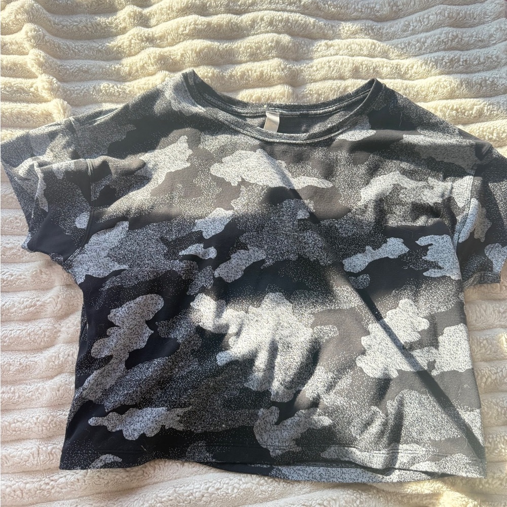 Lululemon grey camo Cates Grey short sleeve crop top